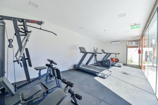 Elegant 2-bedroom space with a pool, gym, and free parking - 1