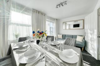 Comfort Lettings - 4 bedroom, 8 Beds & 2 Free Parking, Garden, Family Friendly - 7