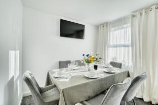 Comfort Lettings - 4 bedroom, 8 Beds & 2 Free Parking, Garden, Family Friendly - 0