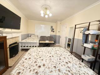 The RS Inn Cozy Homestay Premium Private Rooms With Parking Near Birmingham Airport, Lake Park For Solo, Couples & Family - 2