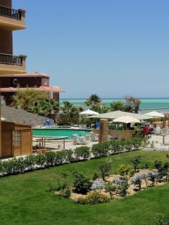 Hurghada Seafront Family Apartment with Pool View - 8