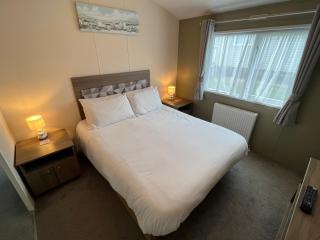 2 Bedroom Caravan FB5, Fairway, Sandown, Isle of Wight - 2