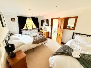 6 Bedroom 4 bathroom House 14 guests or more in Birmingham, Wolverhampton, Walsall Contractors, Family & Groups - 6