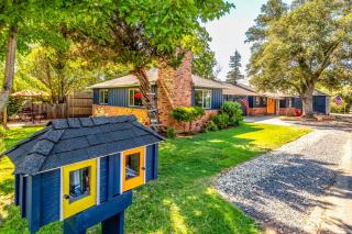 Folsom Old Town Escape • Cozy Cottage + Library - 0