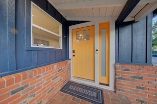 Folsom Old Town Escape • Cozy Cottage + Library - 1