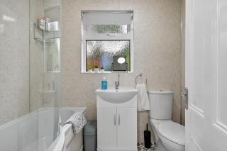 3 Bedroom House, Lisburn, 16 minutes to Belfast, Parking by StaybyNumbers - 3