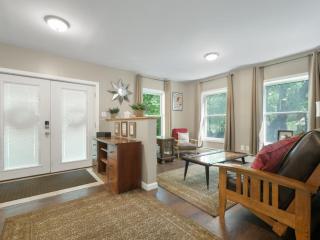 Cozy 3BR Retreat Near Killington Resort - Fireplace, Pet Friendly - 2