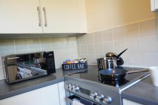 Modern 2-Bedroom House Near Nottingham City Hospital with Free WiFi - 1