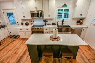 Welcome to the Vibe-3BR -10 Acre -Brick House on Courthouse - 6