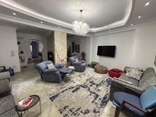 Shared Apartment with the landlord close to airport garden view for males only or married couple because of the Egyptian Culture - Kairo - 9