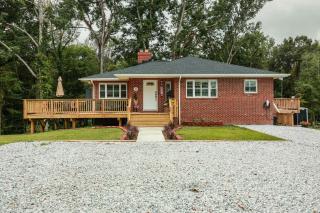 Welcome to the Vibe-3BR -10 Acre -Brick House on Courthouse - 9