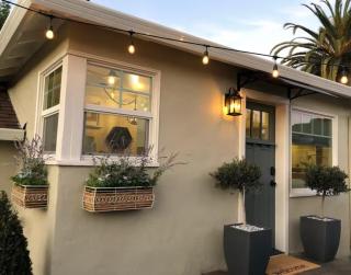Charming Courtyard Cottage - 0