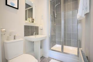 4 Bedroom 3 Bathroom House - Sleeps up to 8 - City Centre - Free Parking, Fast Wifi, Private Garden and Smart TV by Yoko Property - 7
