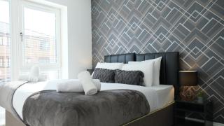 4 Bedroom 3 Bathroom House - Sleeps up to 8 - City Centre - Free Parking, Fast Wifi, Private Garden and Smart TV by Yoko Property - 2