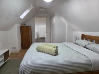 Large Ensuite Rooms Near University Town Centre & Hospital - Reading - 4
