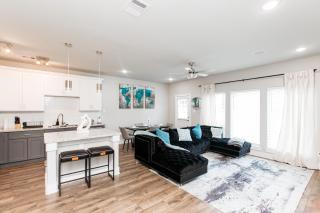 Modern 3BR Retreat - Smart TVs - Fast WiFi - Near Downtown - Med Center - NRG Stadium - Private Backyard - 4