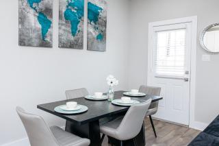 Relax in Style - Open-Plan 3BR Lounge near NRG Stadium, Downtown, Medical Center, Private Backyard - 4