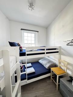 Family room in Zone 2 - 1