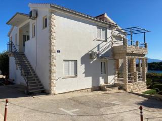 Apartments by the sea Rogac, Solta - 21346 - 2