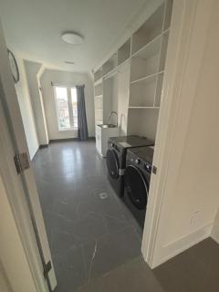 Cozy Suite in Brand New Luxury Home - 1