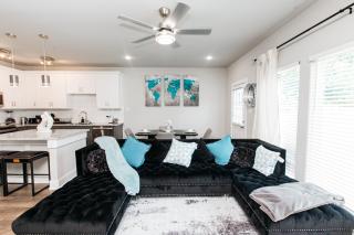 Modern 3BR Retreat - Smart TVs - Fast WiFi - Near Downtown - Med Center - NRG Stadium - Private Backyard - 5