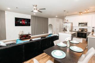 Relax in Style - Open-Plan 3BR Lounge near NRG Stadium, Downtown, Medical Center, Private Backyard - 0