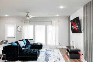 Relax in Style - Open-Plan 3BR Lounge near NRG Stadium, Downtown, Medical Center, Private Backyard - 8
