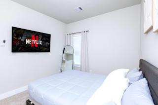 Relax in Style - Open-Plan 3BR Lounge near NRG Stadium, Downtown, Medical Center, Private Backyard - 6