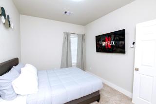 Relax in Style - Open-Plan 3BR Lounge near NRG Stadium, Downtown, Medical Center, Private Backyard - 5