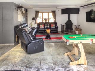 Coombe Wood Coach House - 6