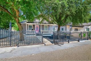 Spacious Oasis 1 mi to Riverwalk - 6