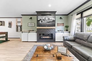 Luxe Suite with Pool Table, King Bed, 3 TVs, & Free Parking - 2