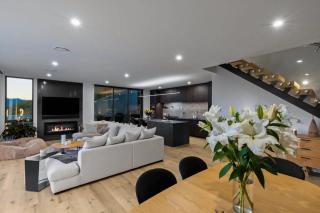 Luxury Villa- BBQ - Hot Tub- Free Parking AC - 5