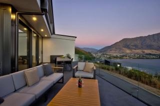 Luxury Villa- BBQ - Hot Tub- Free Parking AC - 1