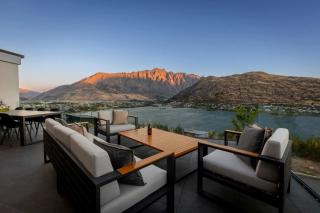 Luxury Villa- BBQ - Hot Tub- Free Parking AC - 2