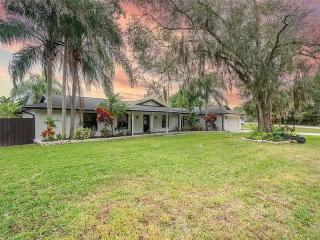 Tampa Lake House - 0