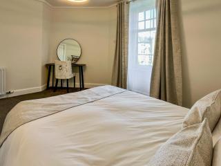 Queen Street Apartments 3 - 4