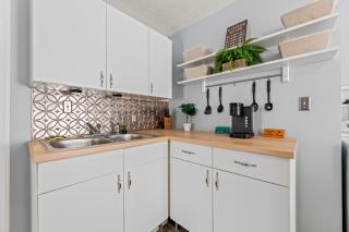 Ohio City 4 Bed 3 TV Free Parking Mins to DT - 8