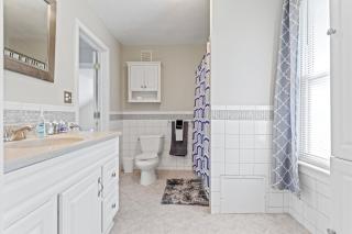 Ohio City 4 Bed 3 TV Free Parking Mins to DT - 5