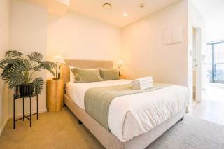Sunny & Cosy CBD Top-Floor Getaway - 4