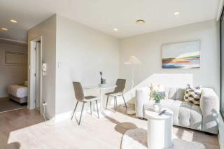 Sunny & Cosy CBD Top-Floor Getaway - 7
