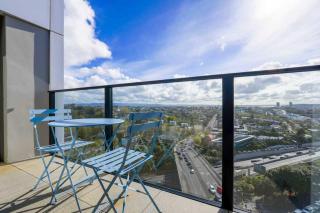 Sunny & Cosy CBD Top-Floor Getaway - 9