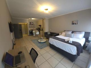 Stylish Bachelor Pad in the Heart of Fourways - 4