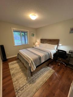 Beautiful Entire 2 Bedroom Suite - 1
