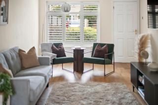 Stylish 3 Bed House l Free Driveway Parking - 7