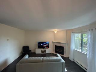 Beautiful Stay 3 Bedroom House in North Vancouver - 1