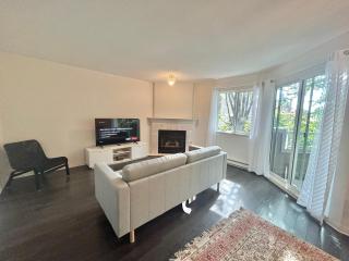 Beautiful Stay 3 Bedroom House in North Vancouver - 2