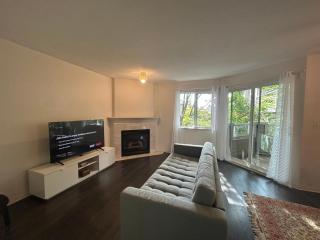 Beautiful Stay 3 Bedroom House in North Vancouver - 1