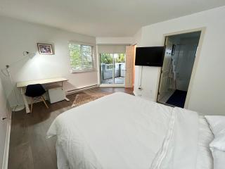Beautiful Stay 3 Bedroom House in North Vancouver - 0