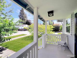 Greenwood Cottage KIng Bed Office Fenced Yard - 4